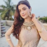 Darshana Banik Instagram - संवार लूं ❣️ #instamood #staysafe #selflove @horeayan @sumanmakeupartist @hairbymousami