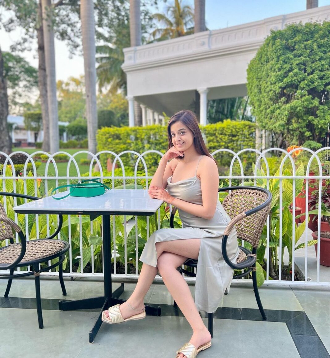 Darshana Banik Instagram - An off day and time for some no makeup self photoshoot 😀 after shooting for three consecutive nights ….. 😀 #notary Jehan Numa Palace Hotel