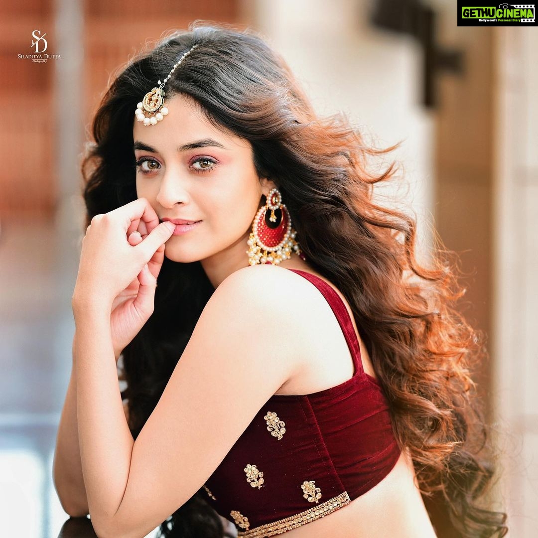 Darshana Banik Instagram - Meet me in the middle of your story when the soul is worn but wise.❣️ @siladitya_dutta @ig_baishakhi @gini_love21 @kiara__sennnn @bipradip_chakraborty AltAir - Capella