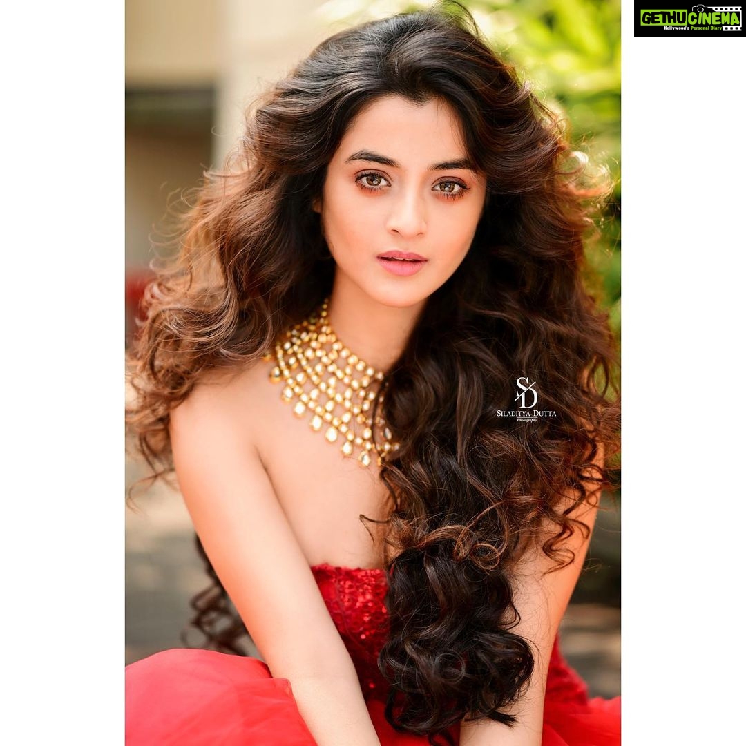 Darshana Banik Instagram - Strong women don’t play victim, don’t make themselves look pitiful. They stand, they deal and they move on❣️ @siladitya_dutta @ig_baishakhi @gini_love21 @kiara__sennnn @bipradip_chakraborty Location: @altairkolkata AltAir - Capella