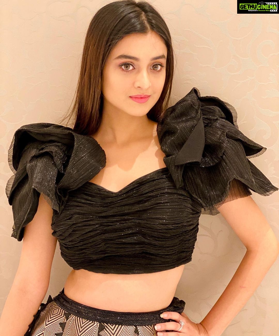 Darshana Banik Instagram - ♠️♣️♠️♣️ I usually do not enjoy the dressing up game and going to parties but for a change I am too missing the industry events. 🙈 Makeup @mainak.mk_up Styling @snehavermamakeup #throwback to last industry event attended.