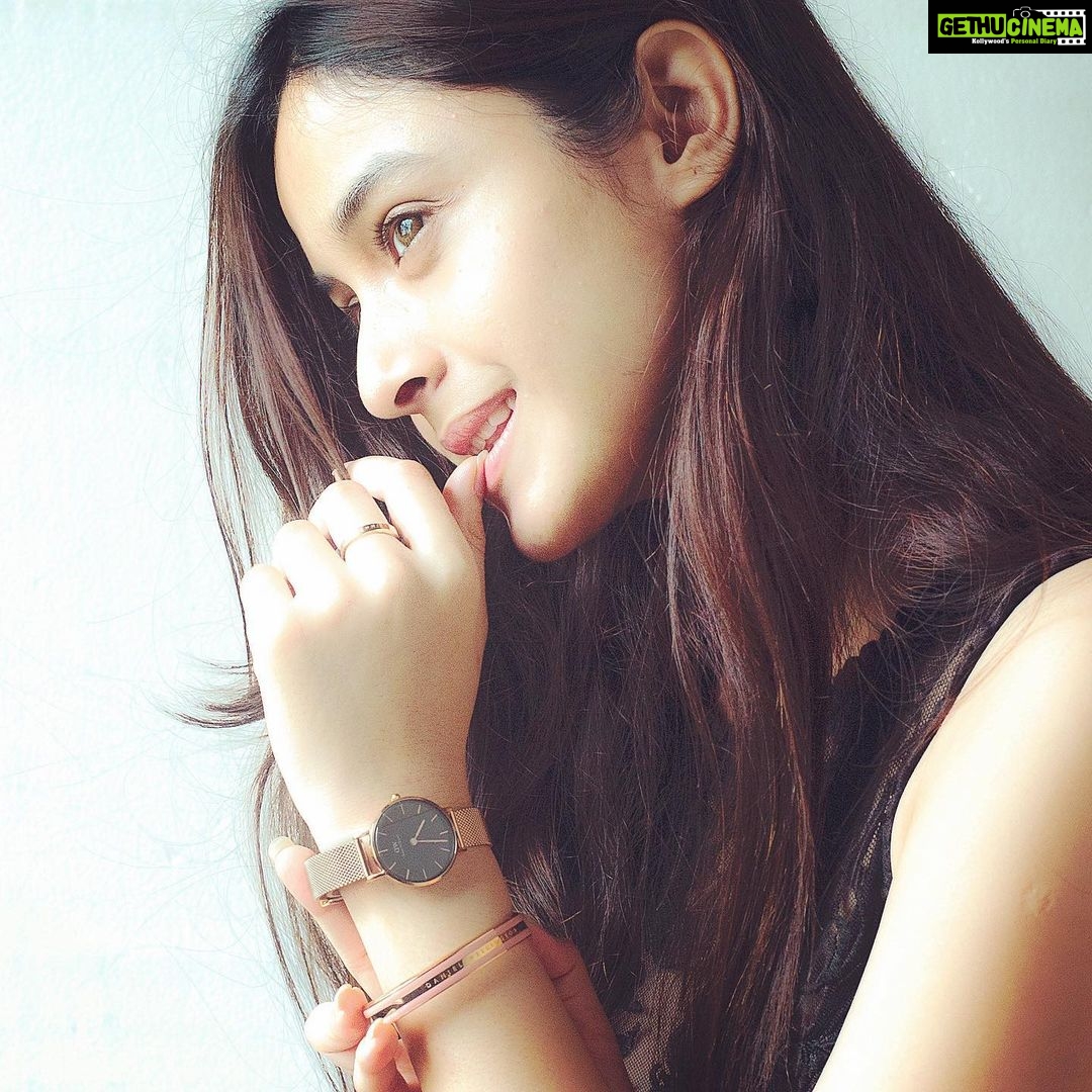 Darshana Banik Instagram - Gift your loved ones time from @danielwellington at 50% off on selected watches. AND get 15% extra by adding my code DARSHANA on your purchase from the website. 🔥 Hurry, offer valid till 30th Nov only! #danielwellington 📸haiderkhanhaider