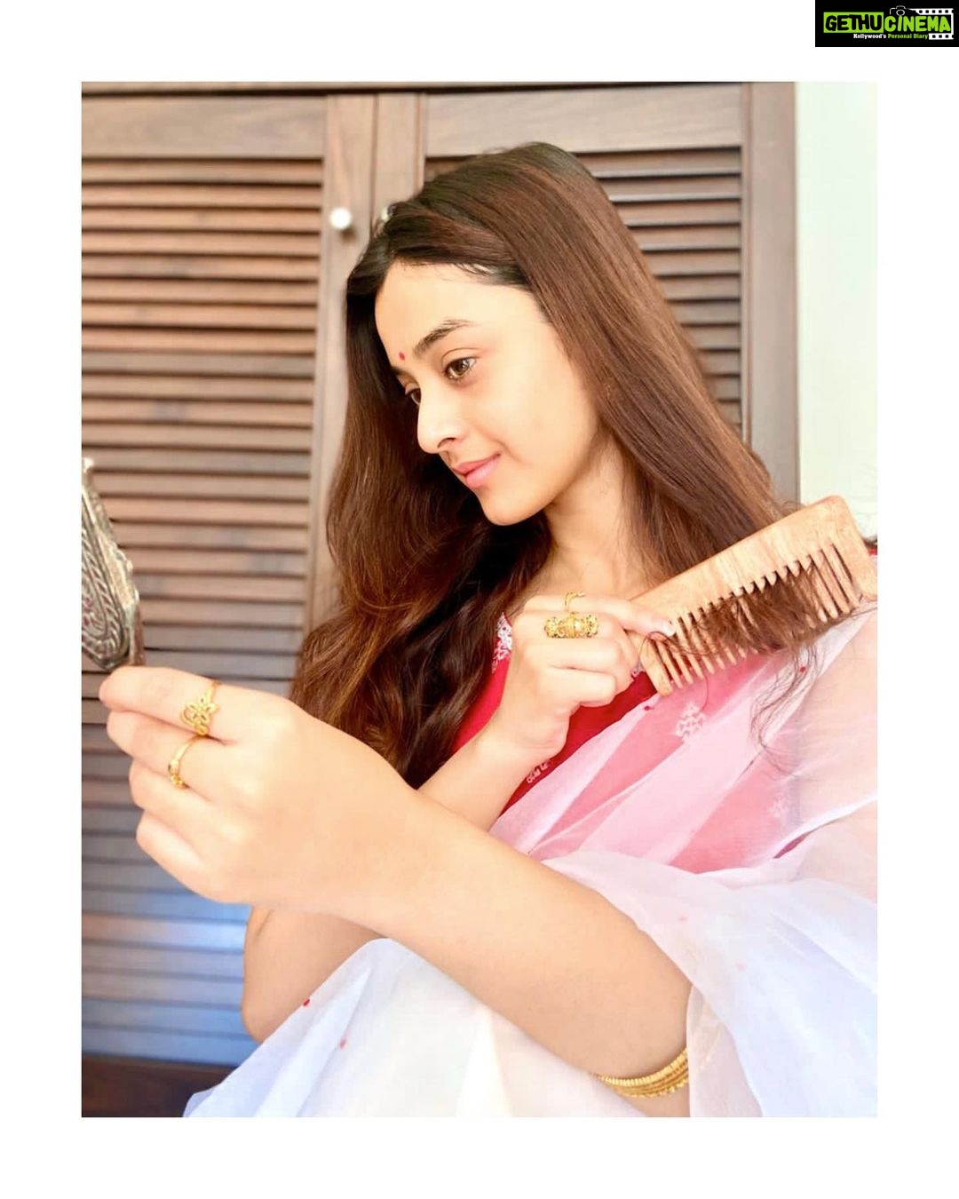Darshana Banik Instagram - Best gift π I received before Diwali is a set of organic handmade goodies from @organicbindia which includes a rosewood comb, bamboo toothbrushes, natural loofah and cotton swabs. Organic handmade products are the best thing you can gift yourself and your family & friends. This saves the environment and helps local artisans. #organic #organicproducts #supportorganic #vocalforlocal #handmade #sustainable #sustainableliving #gogreen #savetheplanet #saynotoplastic