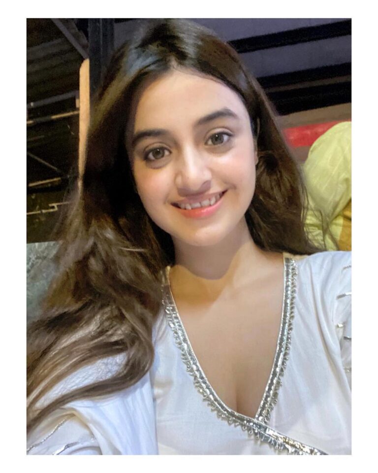 Darshana Banik Instagram - Do not forget to start your day with big smile 😊. #throwbackthursday selfie from our Puja adda. #igdurgapujo #durgapuja2020 #dujapujo2020
