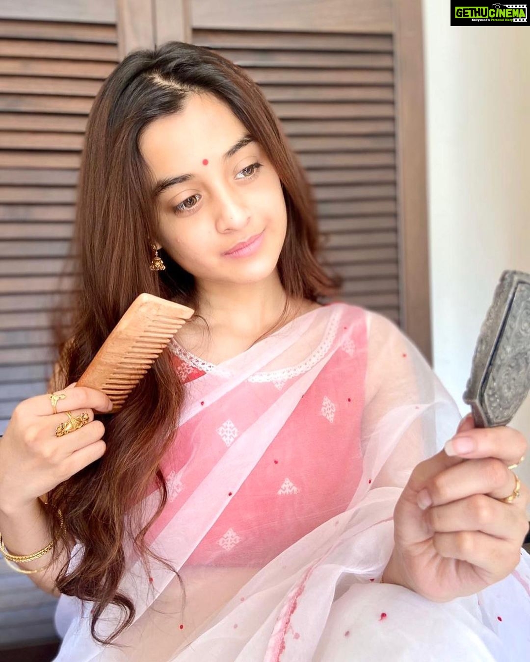 Darshana Banik Instagram - Best gift π I received before Diwali is a set of organic handmade goodies from @organicbindia which includes a rosewood comb, bamboo toothbrushes, natural loofah and cotton swabs. Organic handmade products are the best thing you can gift yourself and your family & friends. This saves the environment and helps local artisans. #organic #organicproducts #supportorganic #vocalforlocal #handmade #sustainable #sustainableliving #gogreen #savetheplanet #saynotoplastic
