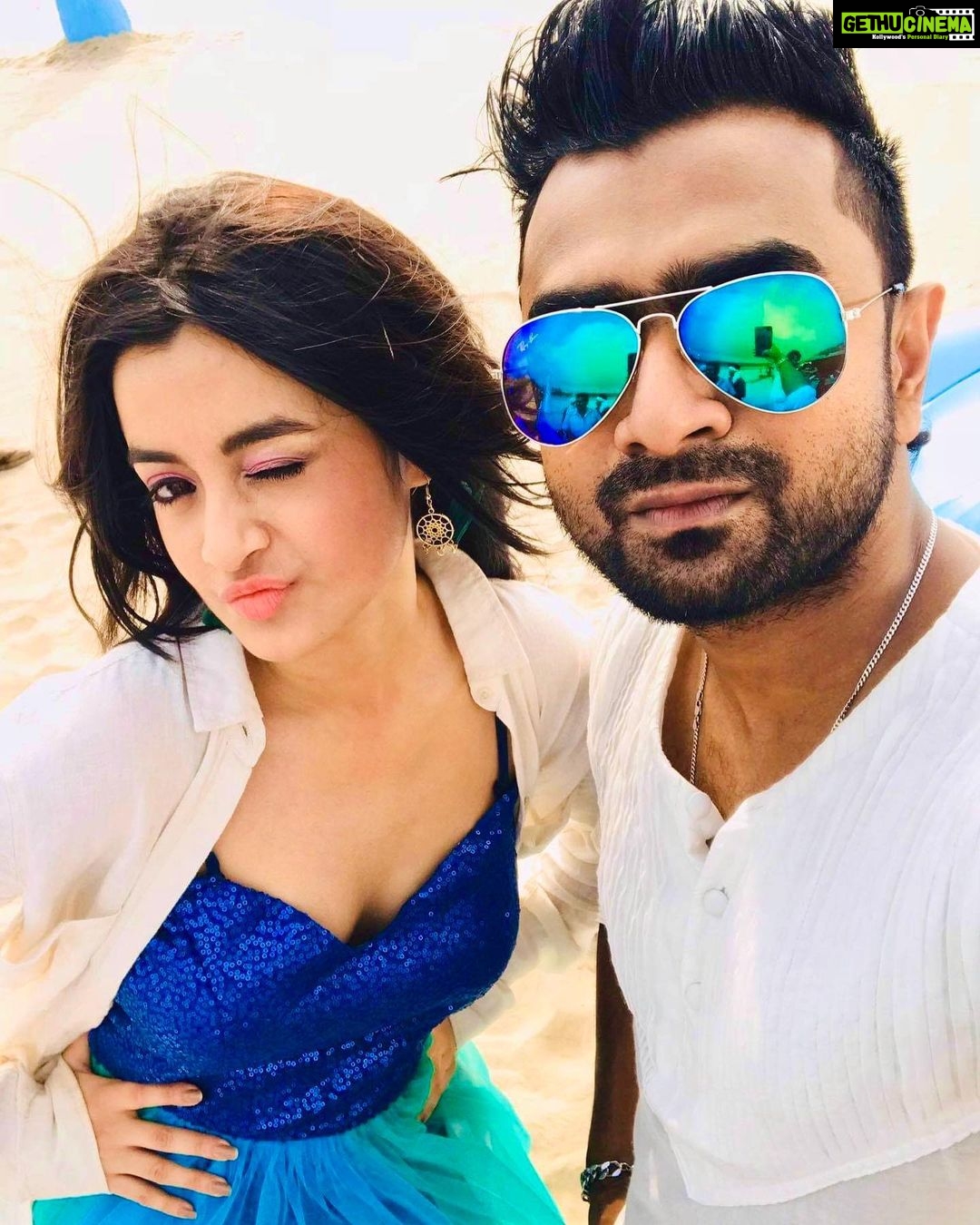 Darshana Banik Instagram - Happy Birthdayyyy Dost @mahmudul_haque_imran Many happy returns of the day 🌼❣️ Have a blast 😀🤟🏻 and let’s meet soon ❣️ #throwbackpic