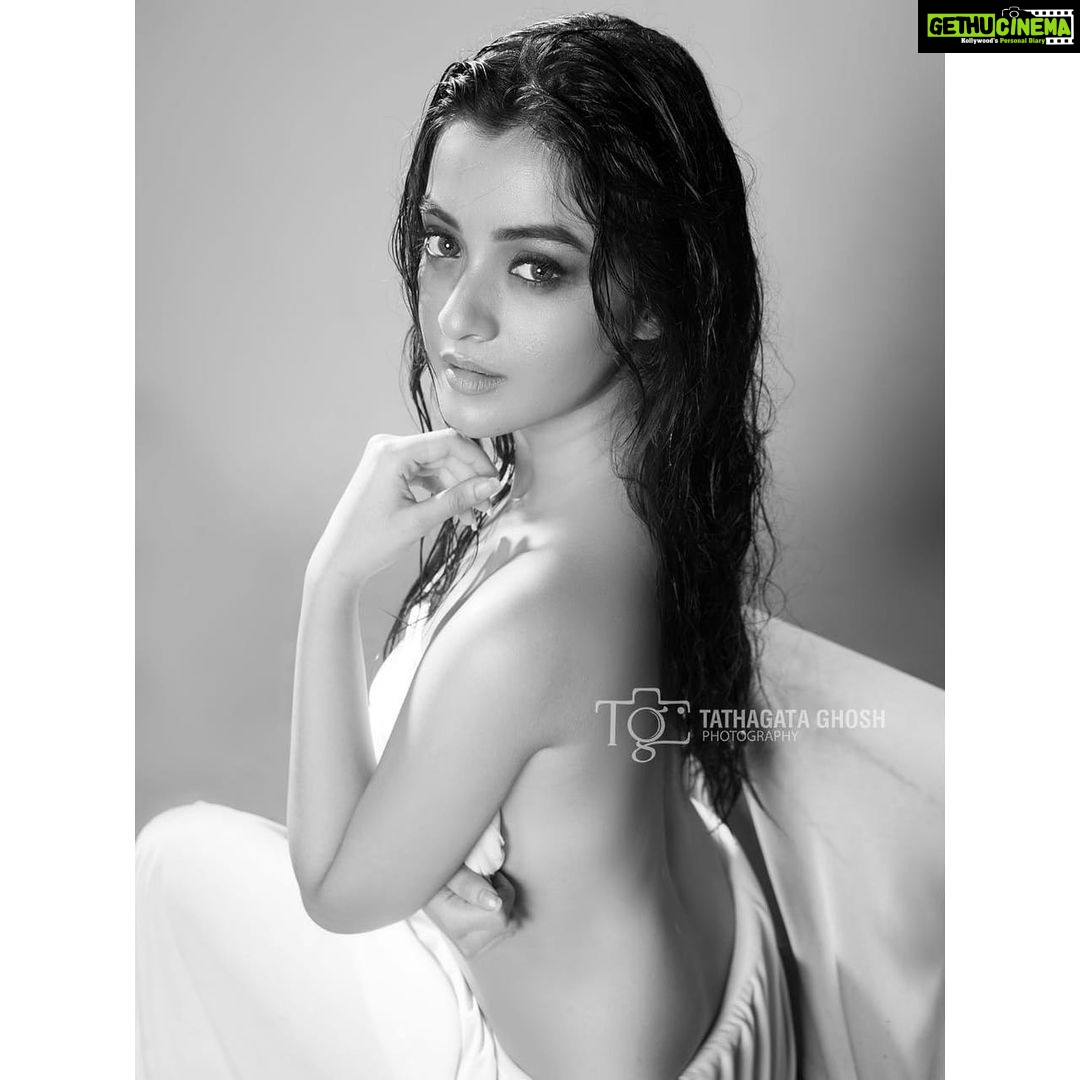 Darshana Banik Instagram - Let life unfold... @tathagataghosh @nandamajumder @horeayan
