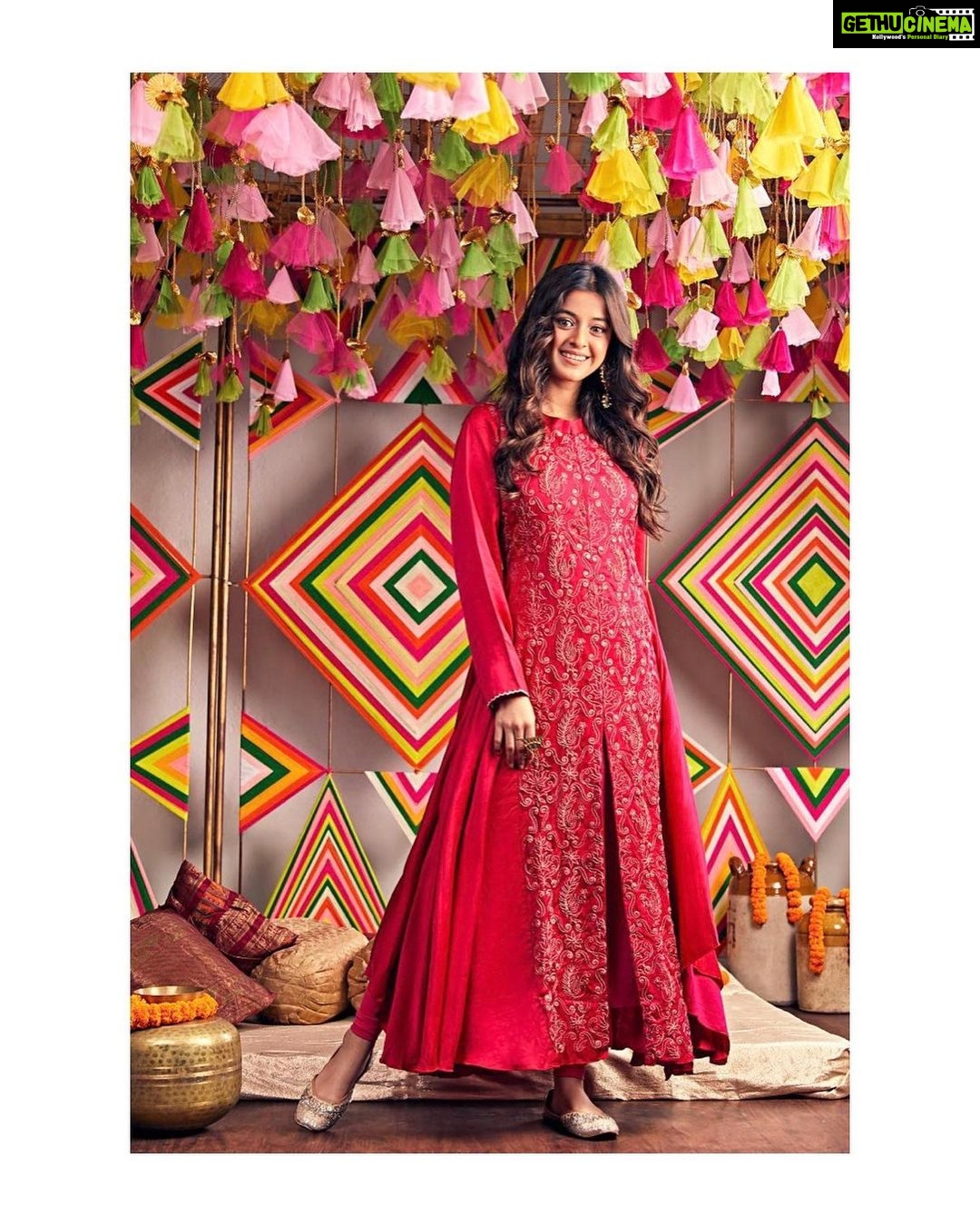 Darshana Banik Instagram - August always feels like the beginning of the festive season in India as we start preparing for upcoming festivities. This time its very different but nonetheless, we Indians will definitely find a way to make best of the situation. 🤞 💕 . Wearing @pinkcity2014 @anjalikanakia @makeupartist_prasenjit @nehagandhibinjrajka