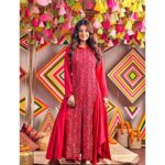 Darshana Banik Instagram - August always feels like the beginning of the festive season in India as we start preparing for upcoming festivities. This time its very different but nonetheless, we Indians will definitely find a way to make best of the situation. 🤞 💕 . Wearing @pinkcity2014 @anjalikanakia @makeupartist_prasenjit @nehagandhibinjrajka