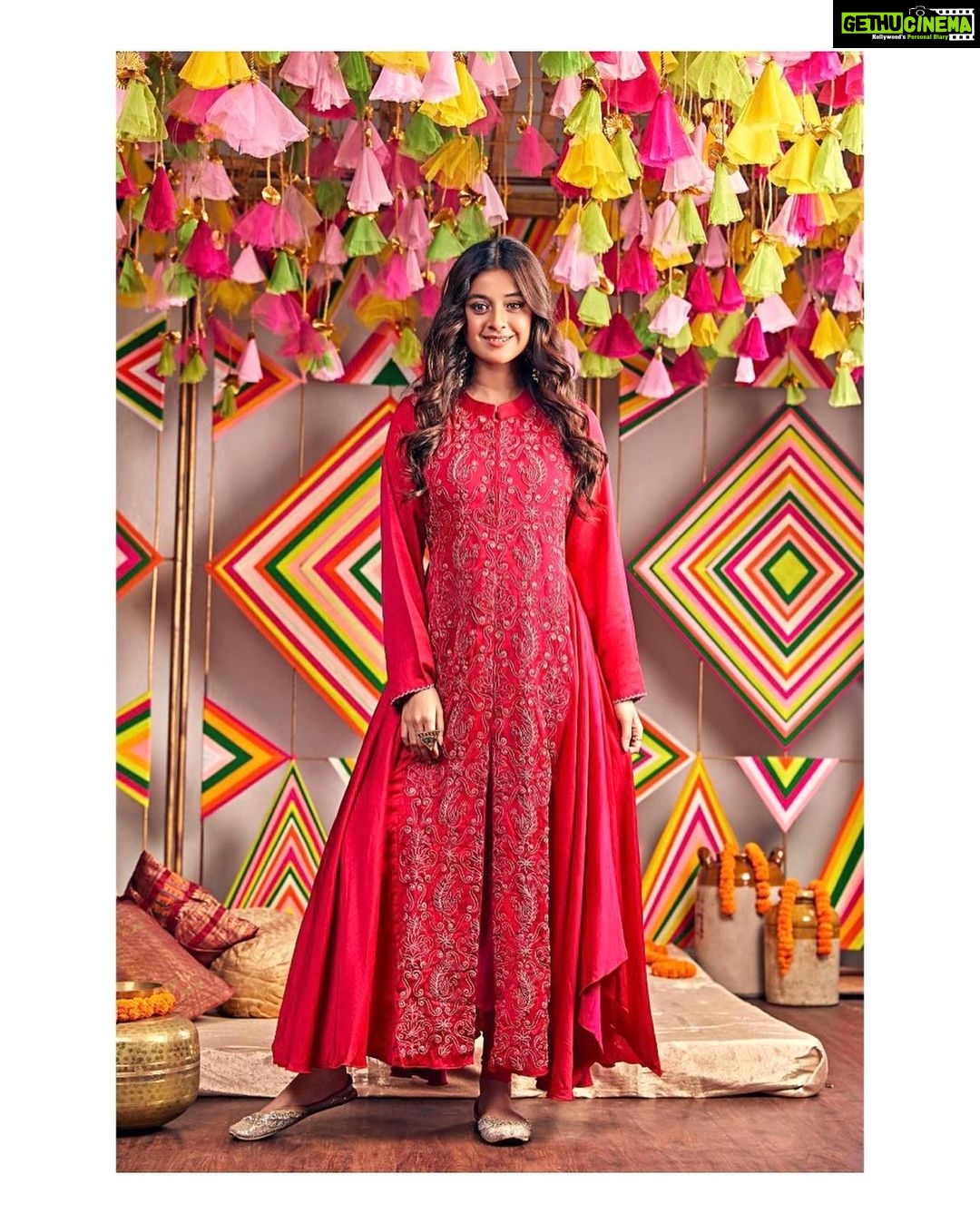 Darshana Banik Instagram - August always feels like the beginning of the festive season in India as we start preparing for upcoming festivities. This time its very different but nonetheless, we Indians will definitely find a way to make best of the situation. 🤞 💕 . Wearing @pinkcity2014 @anjalikanakia @makeupartist_prasenjit @nehagandhibinjrajka