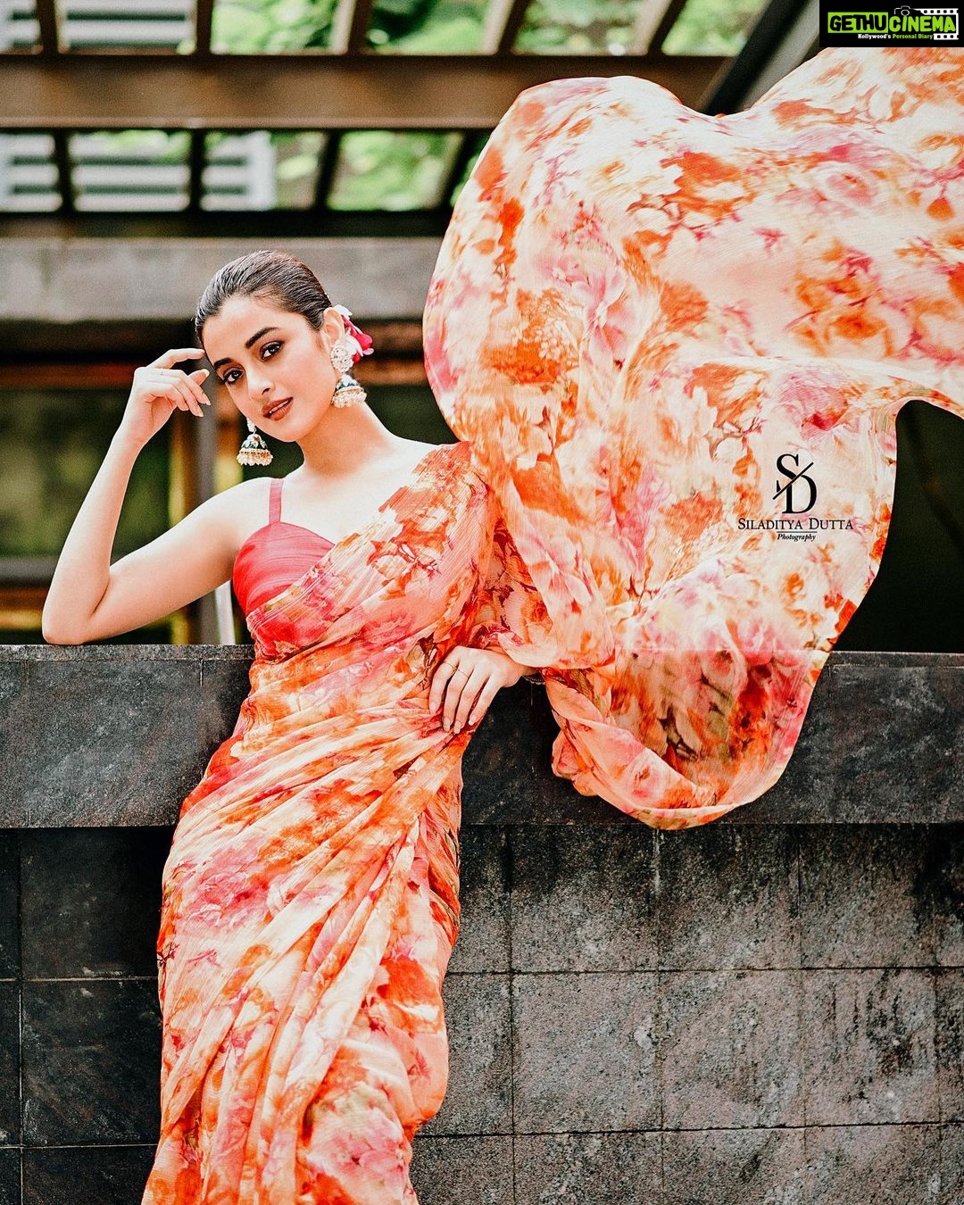 Darshana Banik Instagram - Six yards of pure grace,elegance and happiness (swipe left )❣️💓 @siladitya_dutta @bipradip_chakraborty @kiara__sennnn @abhijitpl2 @priyadas_hairstylist @tollyonline JW Marriott Hotel Kolkata