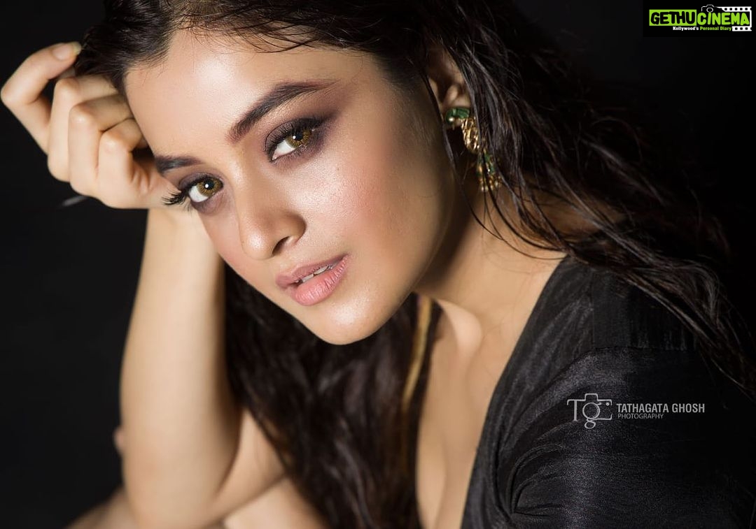 Darshana Banik Instagram - Her eyes had all the madness of new love ❣️ @tathagataghosh @horeayan @nandamajumder