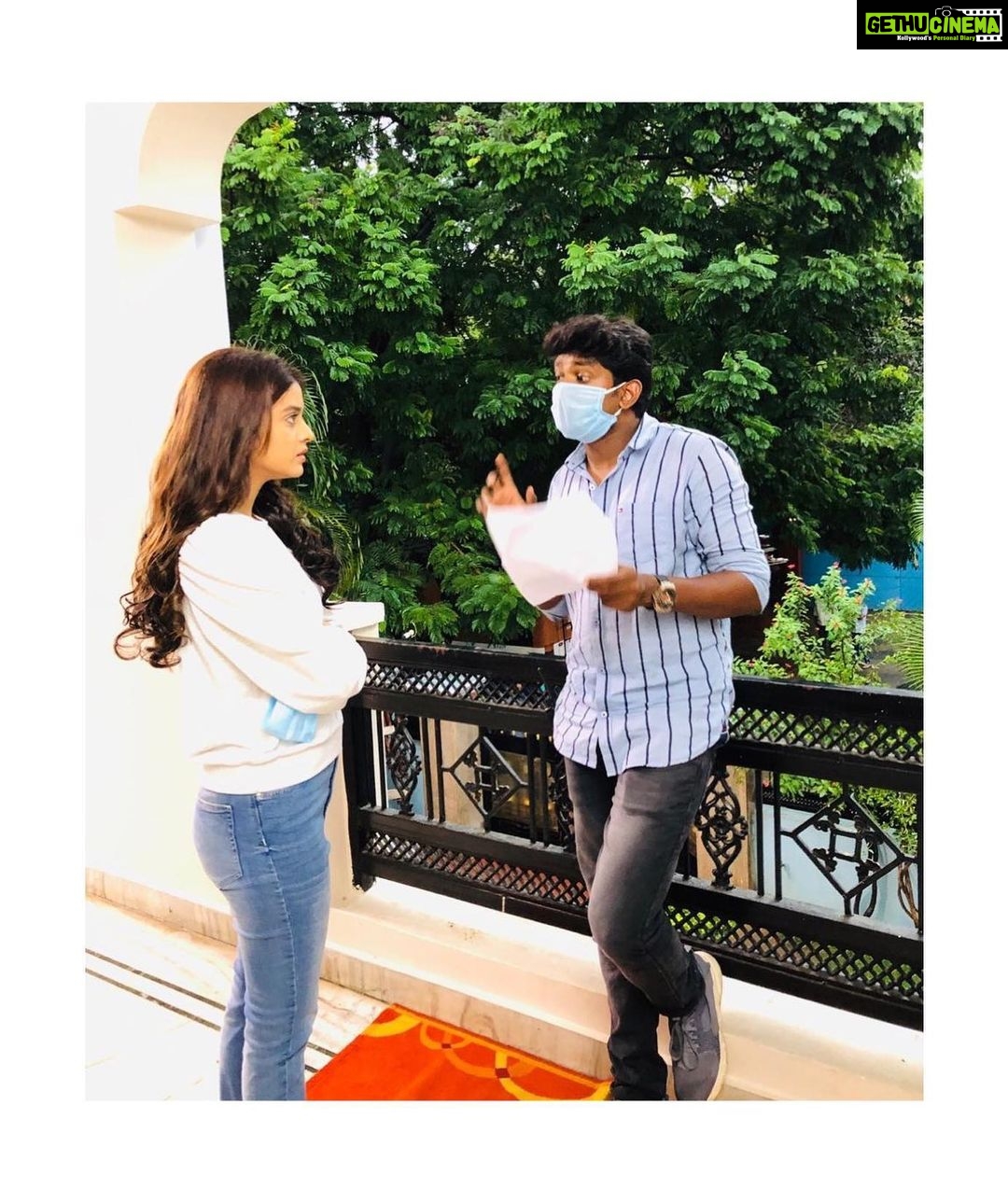 Darshana Banik Instagram - Serious student mode on 🤓 #bts #throwbacktgursday #sets of #black #Hyderabad #telugumovie