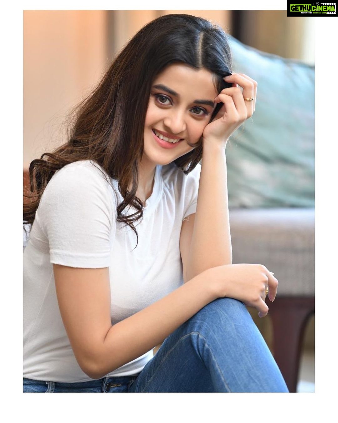 Darshana Banik Instagram - Smile an everlasting smile A smile can bring you near to me... JW Marriott Hotel Kolkata