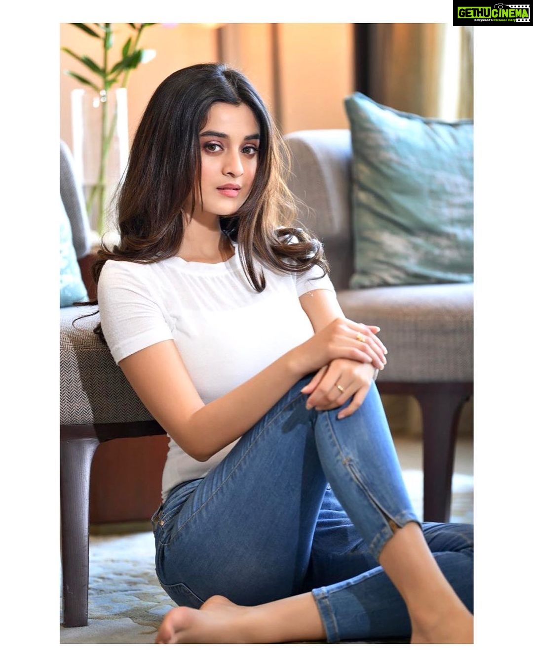 Darshana Banik Instagram - 'Work from home' hai, 'Work for home' nahi. . Jao aab aap kam karo, waise mein toh chutti pe hoon. ๐ #Darsh PJโs #MondayBlues #justkidding #StayHome #StaySafe . . , . #Monday #MondayMotivation #grateful #staystrong #stayhealthy Mumbai, Maharashtra