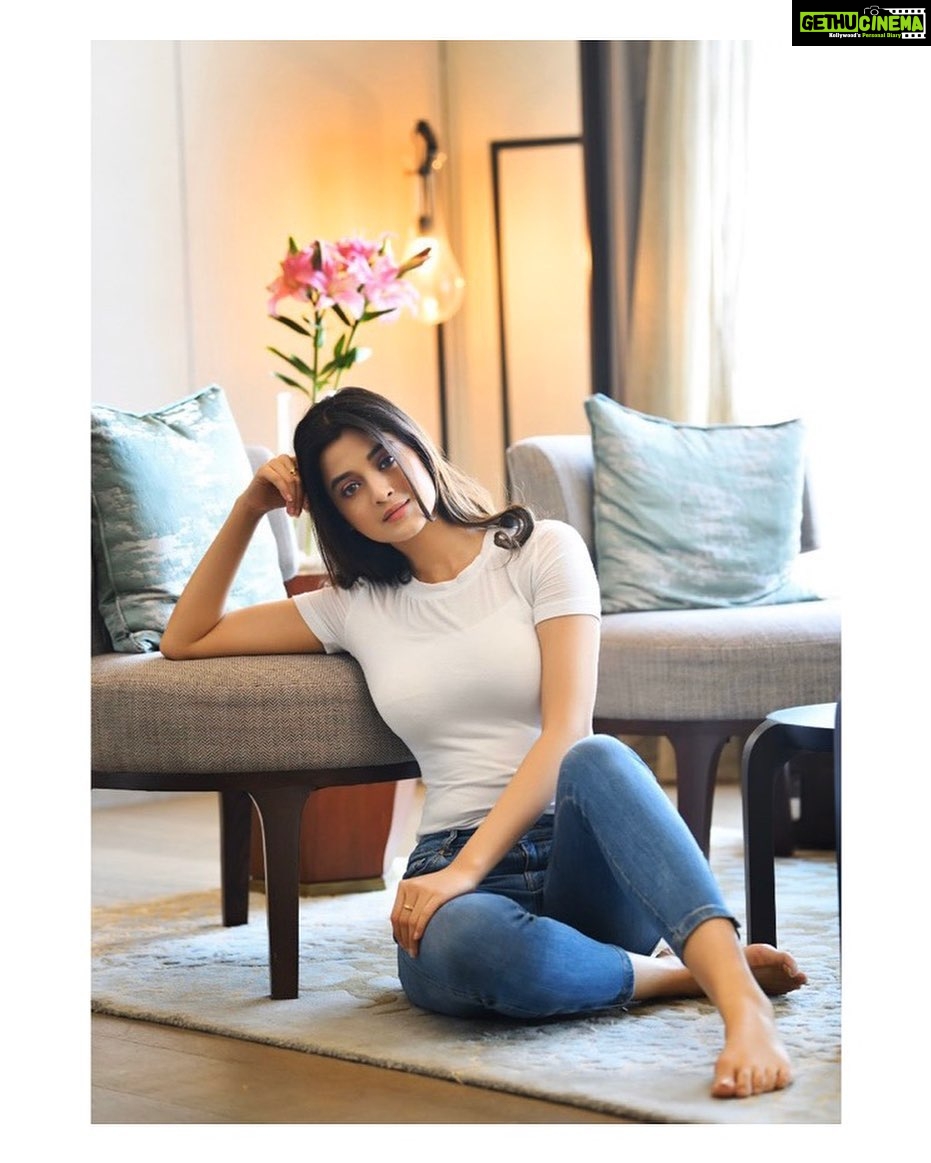 Darshana Banik Instagram - Kabhi kabhi mere dil mein khayaal aata hai.......... 🤔 💠. . . . . . . #StayHome #StaySafe #SocialDistancing #Throwback #Saturday #saturdayvibes #saturdaymorning #saturdaymood Mumbai, Maharashtra
