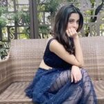 Darshana Banik Instagram - I wish he sang that for me 🦋 #SRK . . @mousumidebnath9006 @sahababusona @gini_love21 This is for you @iamsrk ❣️🙈😀 . . . . #SRKian #bollywood #drama #bollywoodsongs #darr #fusion #fashion #saree #blue #actorlife #tuhaimerikiran 🙈 JW Marriott Hotel Kolkata