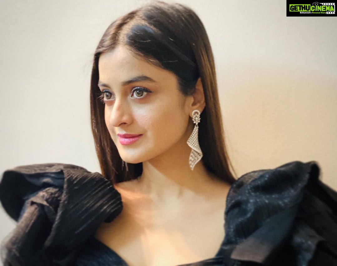 Darshana Banik Instagram - It’s in the eyes, always the eyes. . HMU - @mainak.mk_up Styling- @snehavermamakeup Outfit- @rureofficial Jewellery- @divinuscreations
