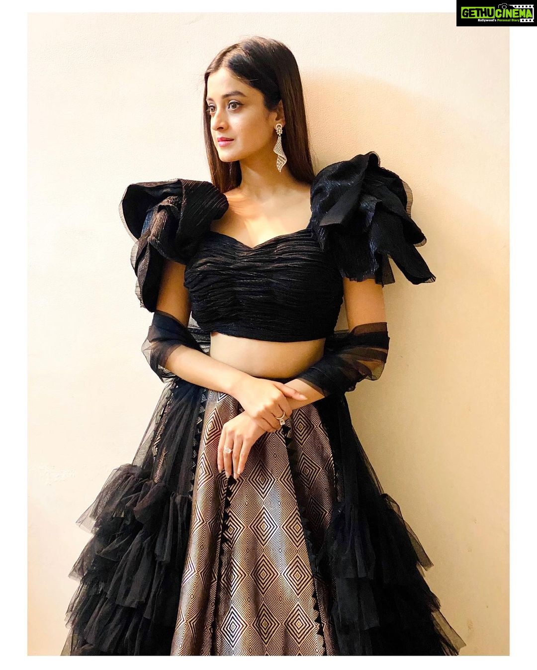 Darshana Banik Instagram - Dressed up for #timesfoodawards @thetimesofindia . HMU - @mainak.mk_up Styling- @snehavermamakeup Outfit & Clutch - @rureofficial Jewellery- @divinuscreations ITC Royal Bengal