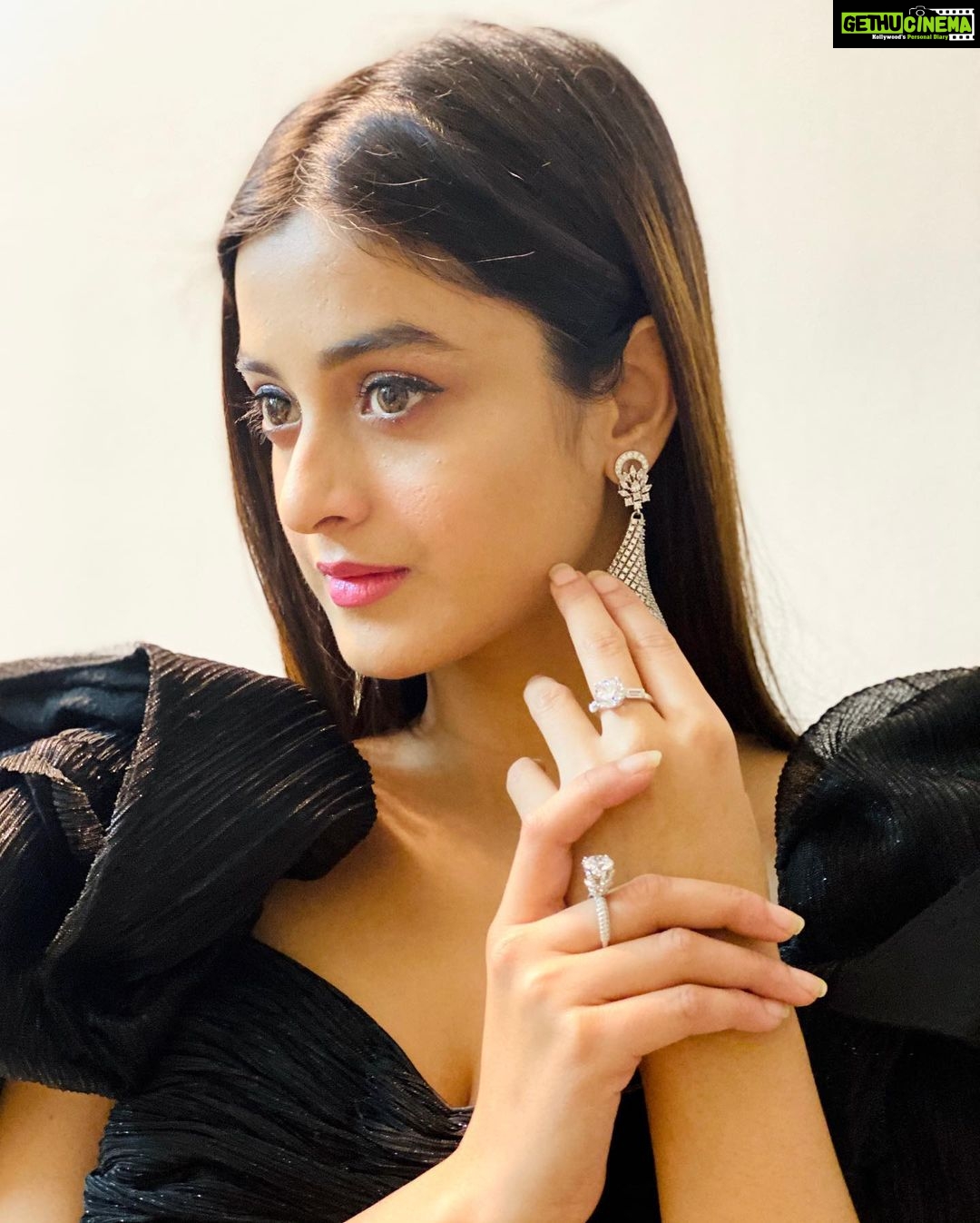 Darshana Banik Instagram - Bejewelled ✨ #timesfoodawards . HMU - @mainak.mk_up Styling- @snehavermamakeup Outfit- @rureofficial Jewellery- @divinuscreations ITC Royal Bengal