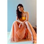 Darshana Banik Instagram - I have got sun shine on a cloudy day 💛💛 . . @realvision_photography3 @vickybanerjee @stylemyway_byisha @sonam_makeupartist @tollyonline ❣️