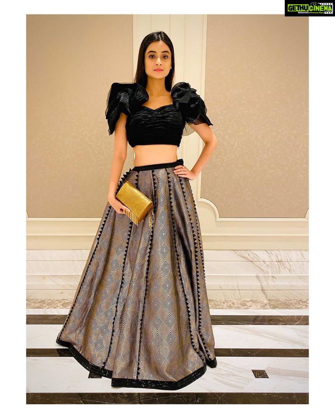 Darshana Banik Instagram - Dressed up for #timesfoodawards @thetimesofindia . HMU - @mainak.mk_up Styling- @snehavermamakeup Outfit & Clutch - @rureofficial Jewellery- @divinuscreations ITC Royal Bengal