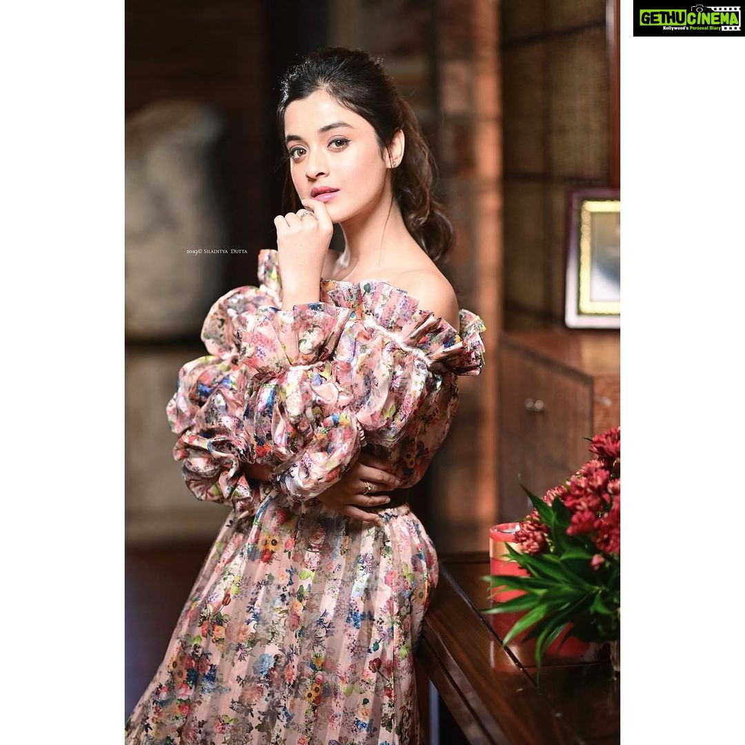 Darshana Banik Instagram - I think that playing dress up begins at age five and never truly ends . @siladitya_dutta @bipradip_chakraborty @abhijitpl2 @stylebytanvi Thank you Sharmistha di . Hyatt Regency Kolkata