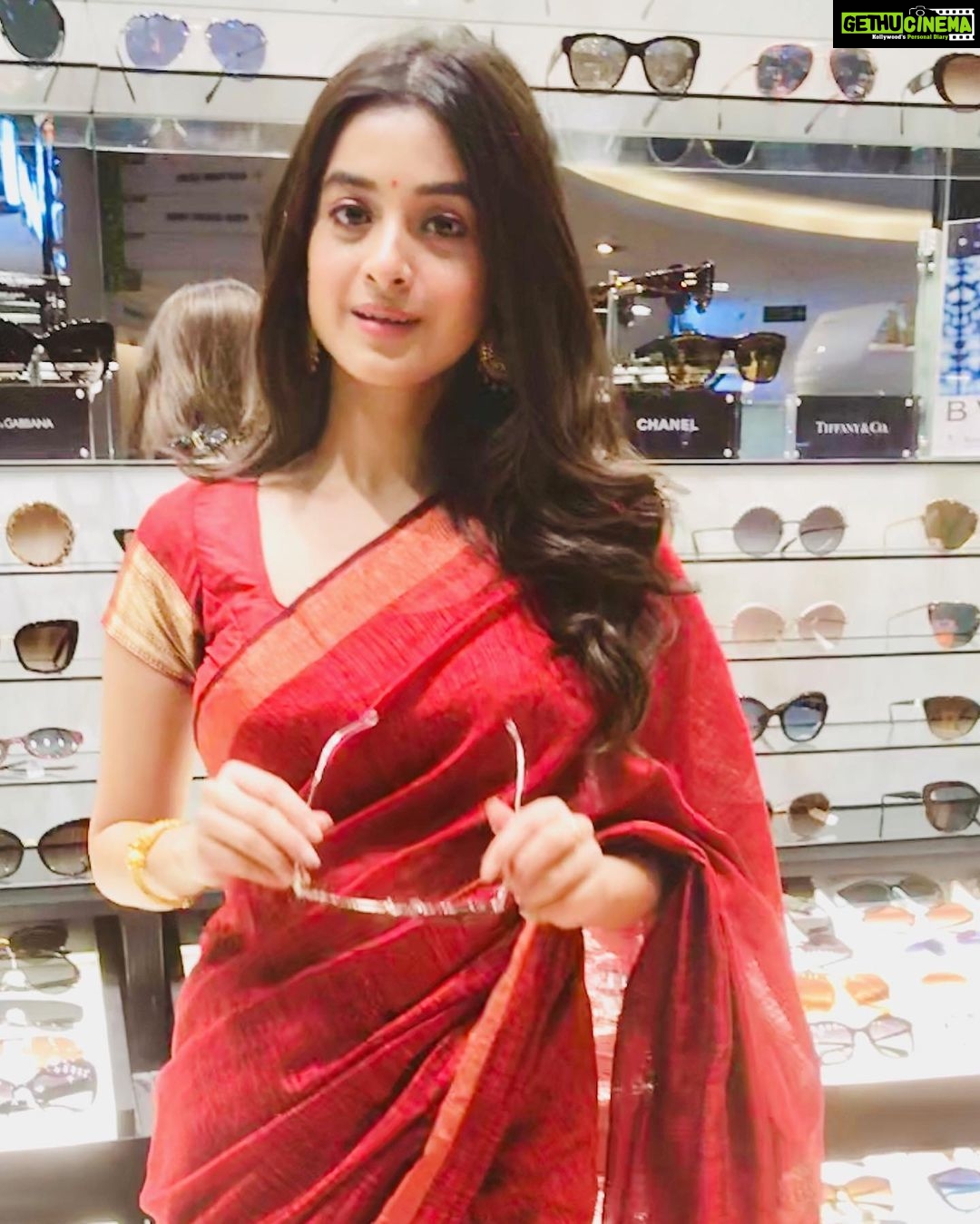Darshana Banik Instagram - I loved shopping at the new and the biggest @sunglasshutindia store in Kolkata at Quest Mall. Come and visit this store for some amazing offers on your favourite shades! Thanks @sise.in @sunglasshut Makeup- @mainak.mk_up @sonam_makeupartist @makeupartistsouravnaskar