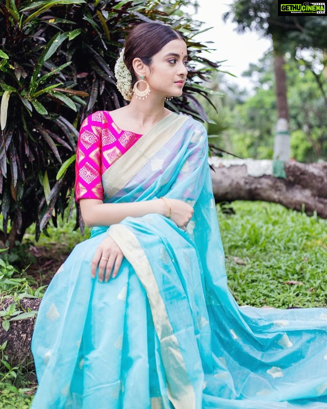Darshana Banik Instagram - @aditiraohydari’s pujo saree look for @ajiolife is a tradition meets trendy #win! Made me pick up an authentic Chanderi weave, printed blouse and earrings to match from @ajiolife. Pretty, right? . Hit the link in bio to put together your own Pujo and other festive looks with AJIO steals at 40-80% off! #AditiXAJIO #100DaysOfNew #AjioLove #DurgaPuja #Navratri Photographer(my picture)- @madographer.in.official Makeup artist(my look)- @makeupartist_bhaskarbiswas Thank you @rudb19 and @sise.in