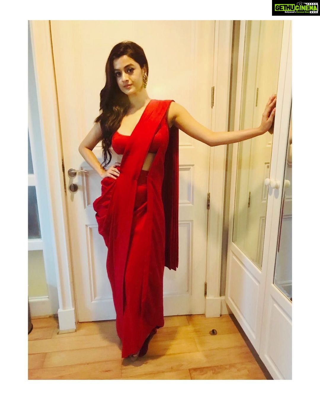 Darshana Banik Instagram - Never too red ☝️💋💄👠💃❤️ @nabinmakeupartist Mumbai, Maharashtra