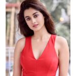 Darshana Banik Instagram - My aura is so red. . . . @debasishbiswas_photography @sonam_makeupartist @shritama.c Mumbai, Maharashtra