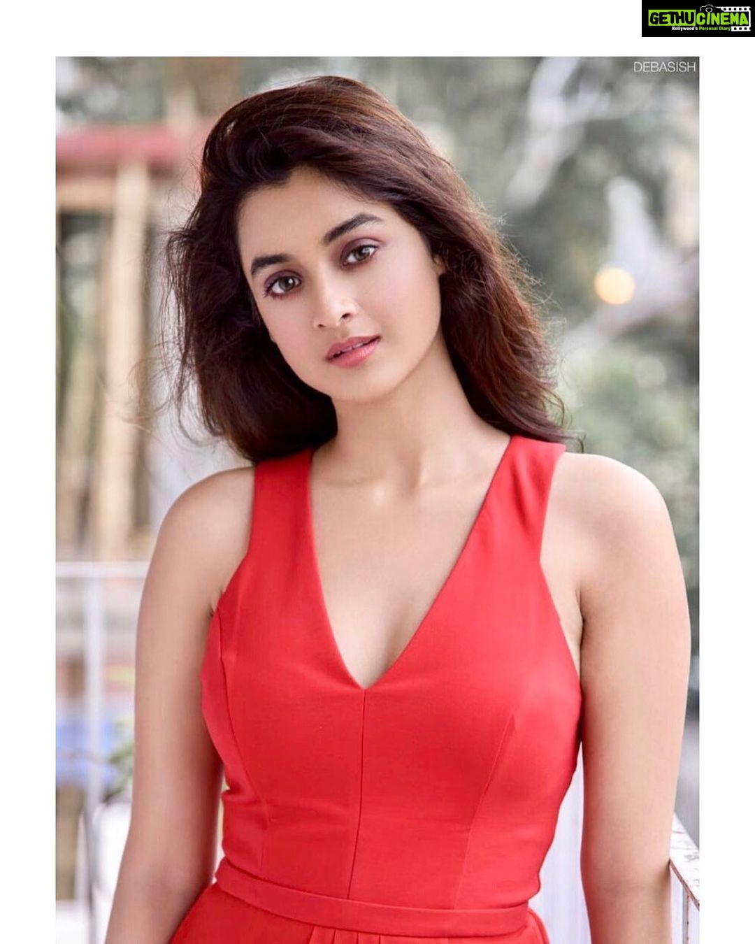 Darshana Banik Instagram - My aura is so red. . . . @debasishbiswas_photography @sonam_makeupartist @shritama.c Mumbai, Maharashtra