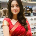 Darshana Banik Instagram - I loved shopping at the new and the biggest @sunglasshutindia store in Kolkata at Quest Mall. Come and visit this store for some amazing offers on your favourite shades! Thanks @sise.in @sunglasshut Makeup- @mainak.mk_up @sonam_makeupartist @makeupartistsouravnaskar