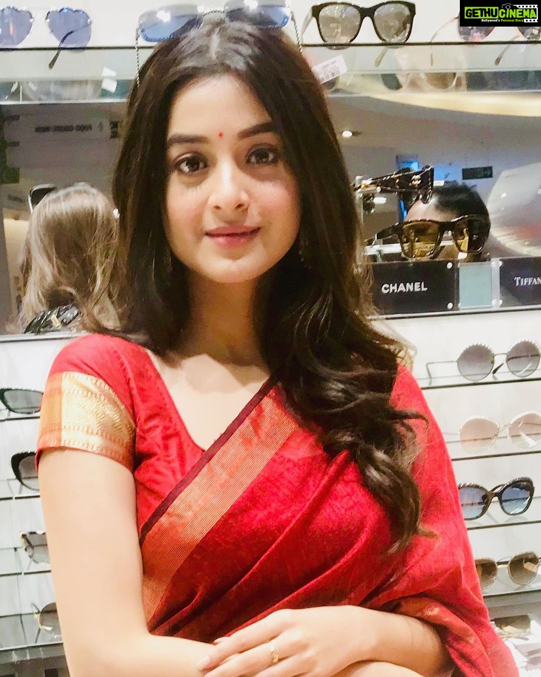 Darshana Banik Instagram - I loved shopping at the new and the biggest @sunglasshutindia store in Kolkata at Quest Mall. Come and visit this store for some amazing offers on your favourite shades! Thanks @sise.in @sunglasshut Makeup- @mainak.mk_up @sonam_makeupartist @makeupartistsouravnaskar