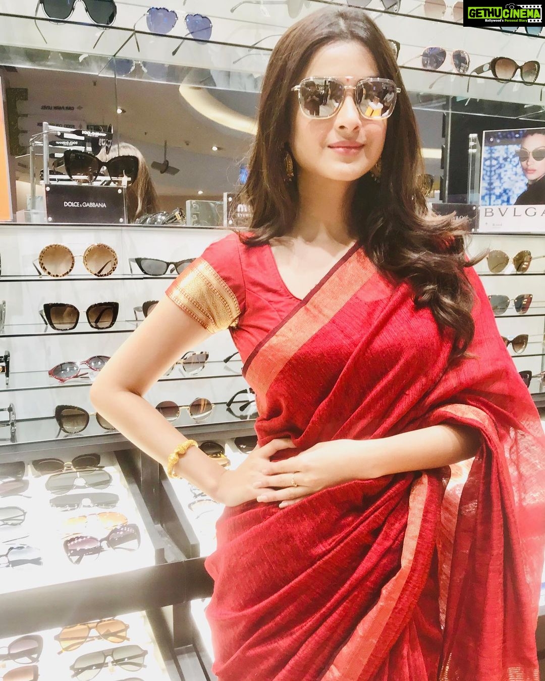 Darshana Banik Instagram - I loved shopping at the new and the biggest @sunglasshutindia store in Kolkata at Quest Mall. Come and visit this store for some amazing offers on your favourite shades! Thanks @sise.in @sunglasshut Makeup- @mainak.mk_up @sonam_makeupartist @makeupartistsouravnaskar