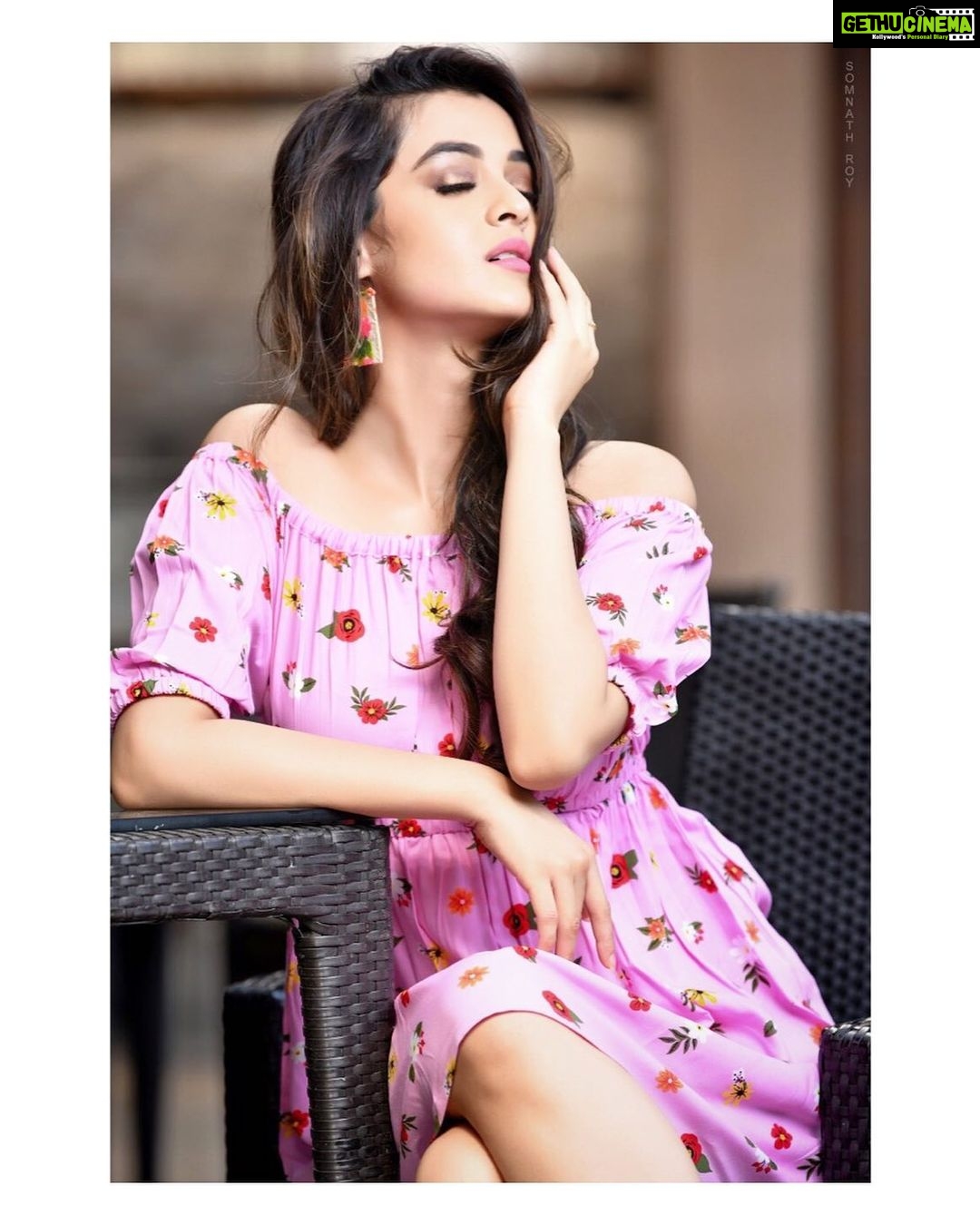 Darshana Banik Instagram - How to take power nap between shots ? - Learn 101 ways from one and only #darshanabanik . . @somimage @abhijitchanda39 KOLKATA
