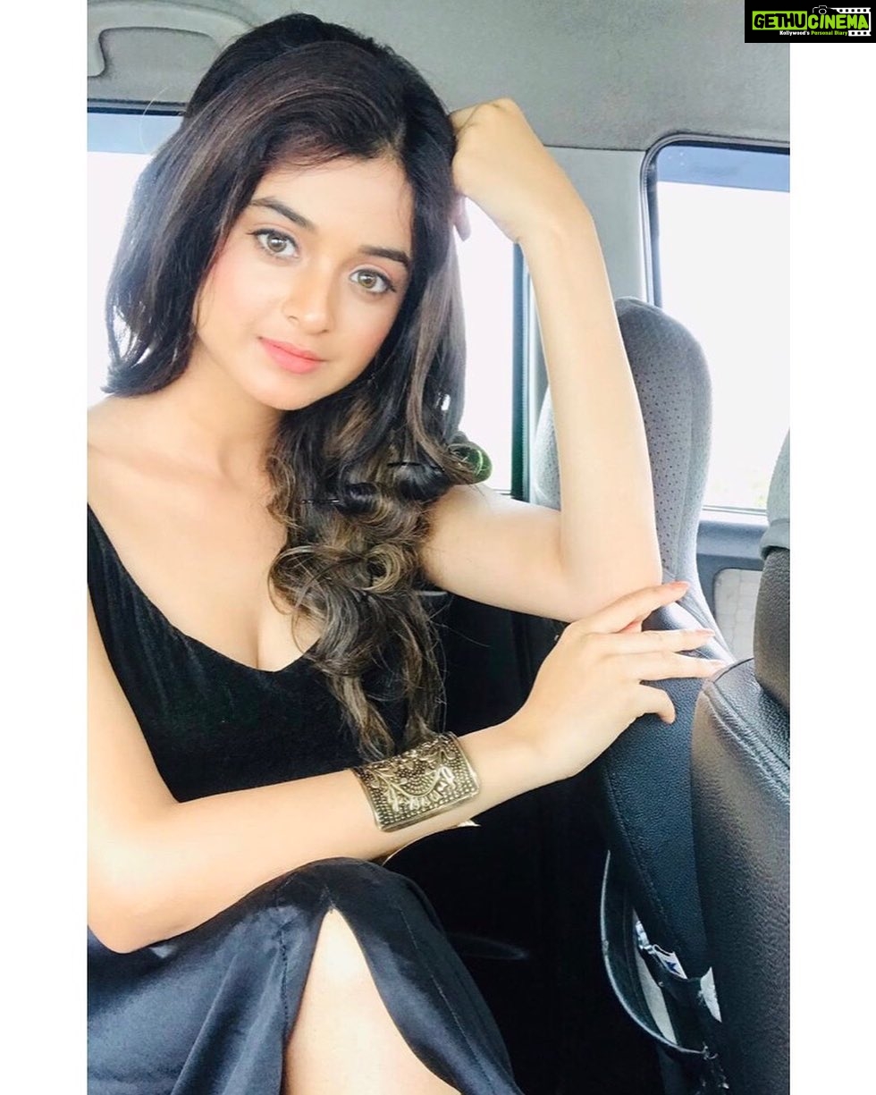 Darshana Banik Instagram - #throwback To mid schedule waiting game called ‘shoot yourself’ (pun intended 😀). . . Please excuse the randomly pinned hair. 🤦♀️ . . . #actorslife #darshanabanik