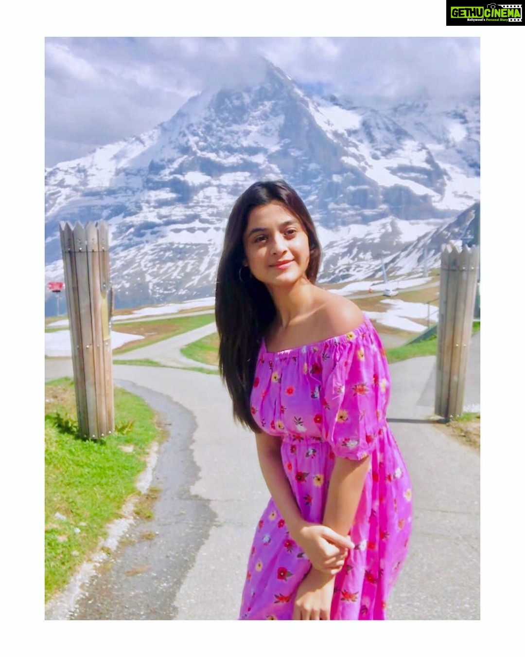 Darshana Banik Instagram - Mesmerising beauty all around. #swiss #holiday #IndianTraveller @shritama.c Switzerland