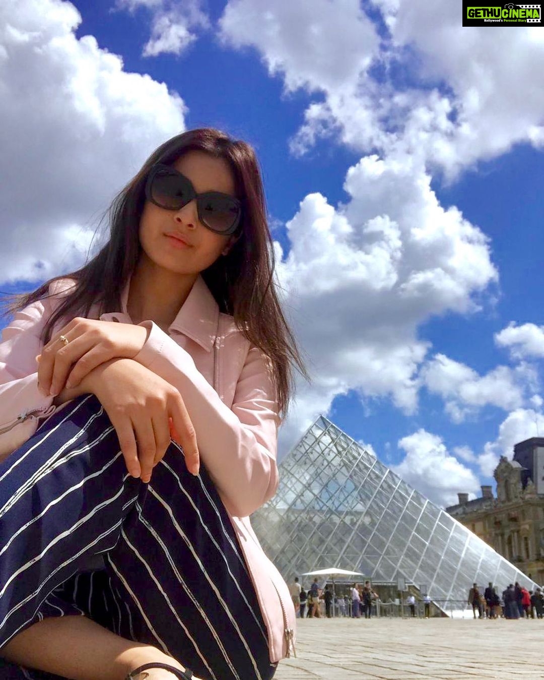 Darshana Banik Instagram - Sun is back. Sky and fleet of clouds ready to pose. Lets go clicking. #holidaymode #Lourve #Paris #IndianTraveller Musée du Louvre