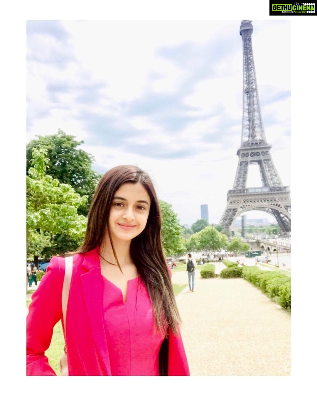 Darshana Banik Instagram - Holidaying in Paris, but no makeup feels more like a vacation. #EiffelTower #Paris #France Tour Eiffel