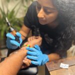 Darshana Rajendran Instagram – For the next #smallthingswithbigpeople I TATTOOED A TATTOO ARTIST!! Thank you @skinktattoos :)