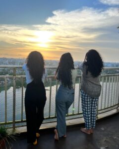 Darshana Rajendran Instagram - Big hair, don’t care :) 

@benanna_love @par_vathy 
📷: @bheegaran