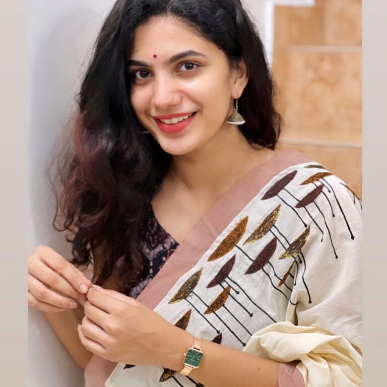 Deepa Thomas Instagram - This watch is my personal favourite from all !! 🌼 Celebrating the festival of Onam with @danielwellington ’s gorgeous watch that is so perfect for this festive season 🌸 Head to @danielwellington ’s website to get some exciting discounts of up to 30% off or get a FREE Classic bracelet with any Iconic Link watch. Additionally use my code *DEEPADW* to get a 15% off on the website www.danielwellington.com #ad #dwindia #danielwellington