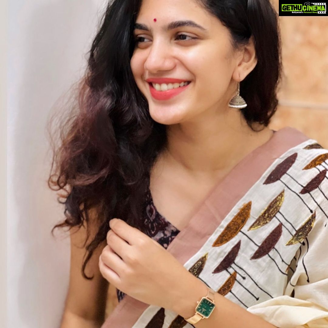 Deepa Thomas Instagram - This watch is my personal favourite from all !! ๐ผ Celebrating the festival of Onam with @danielwellington โs gorgeous watch that is so perfect for this festive season ๐ธ Head to @danielwellington โs website to get some exciting discounts of up to 30% off or get a FREE Classic bracelet with any Iconic Link watch. Additionally use my code *DEEPADW* to get a 15% off on the website www.danielwellington.com #ad #dwindia #danielwellington
