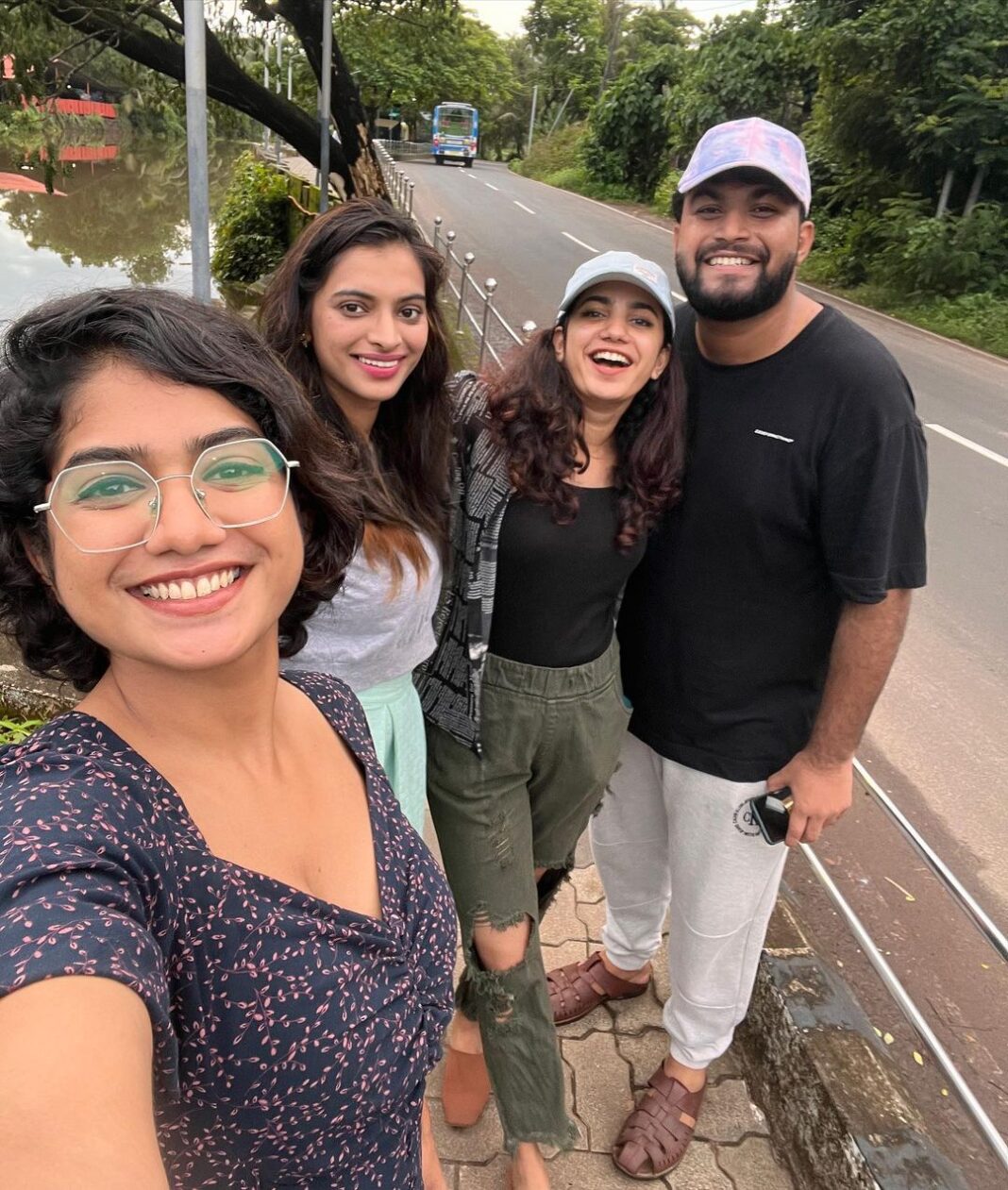 Deepa Thomas Instagram - Hey my beautiful people… 🥹🤍 @anarkalimarikar @amaldaliz @adhri_joe