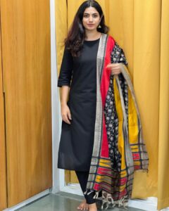Deepa Thomas Instagram - Be as you wish to seem :) 🤍 ✨

Loved this black salwar set by @tada_wearhouse ✨