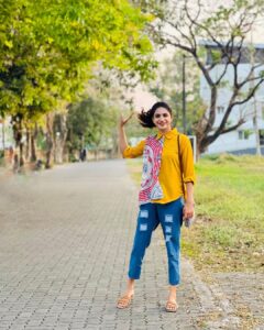 Deepa Thomas Instagram - Wrong pose,but it’s okay ;) 

Loved this shirt & jeans : @rainbow.super.store 💛

Captured by @deepthithomas94 🤍