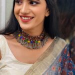 Deepa Thomas Instagram - On loop :) @anuvjain - Gul 🌸 Saree & jewellery : @jugalbandhi ✨ Beautiful makeup, hair & saree styling :@makeup_by_mariyaaa 💕 In love with this beautiful interior of @jugalbandhi :) 🌸 Jugalbandhi