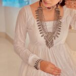 Deepa Thomas Instagram - 🦢 Loved this karachi mul mul cotton dress by @tedddstories 🤍 Silver Jewellery set : @silver_andsalt ✨ #stylingbydt