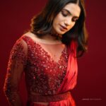 Deepa Thomas Instagram - Feels like a 🍷 This beautiful red drape saree : @t.and.msignature ❤️ Jewellery: @m.o.dsignature ✨ Makeup & hair : @femy_antony__ ✨ Clicked by : 📸@jiksonphotography ✨ #tandmsignature #modsignaturejewellery #deepathomas #christmas #drapesaree Studio Loc